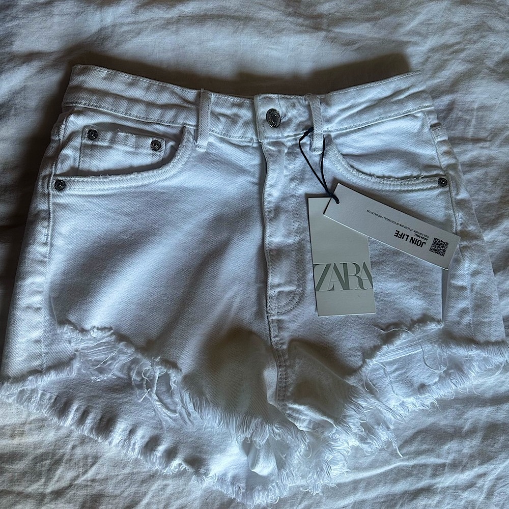 ZARA White Hi Rise, Cut Off Shorts, Size 4 (36)- NWT